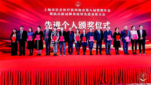 李文英(右四)接受“先进个人”表彰