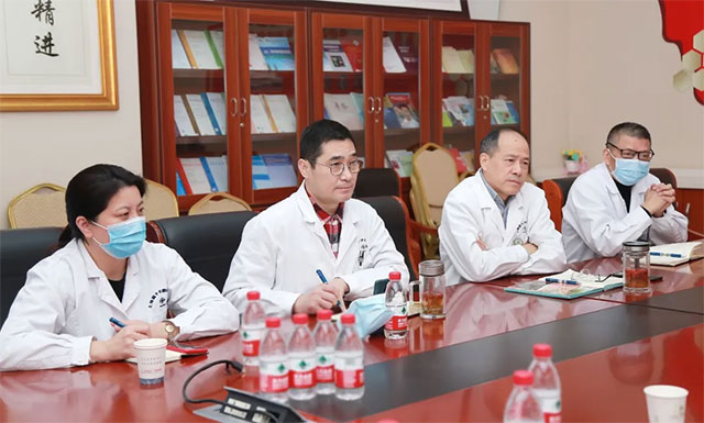 医院领导认真听取建议