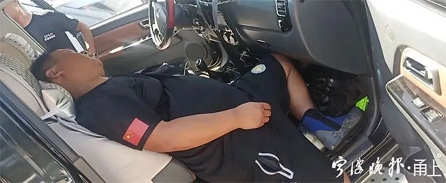 莫钢廷救援后,倒在车上睡着了