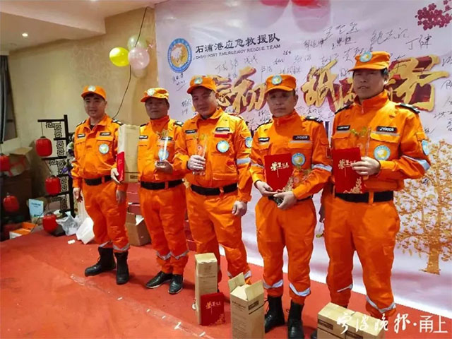 2019年,莫钢廷(左二)被评为象山石浦港应急救援队先进个人