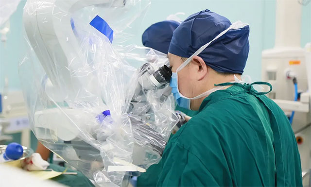 李士其教授正聚精会神为患者手术