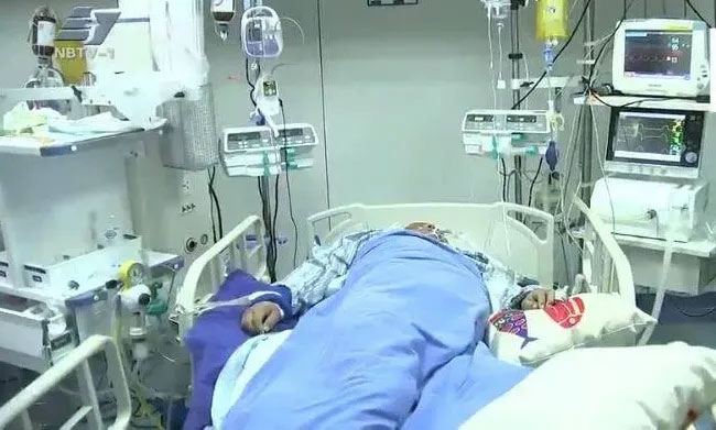 重症监护室里的莫钢廷,仍旧昏迷不醒