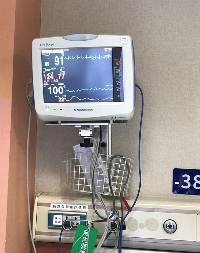 潘主任叮嘱医生和护士,24小时严密监测小莫的病情变化