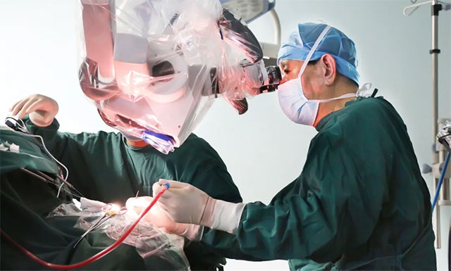 沈教授在显微镜下为患者手术