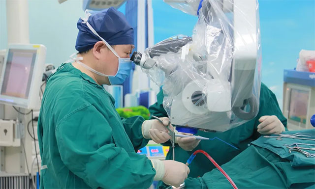 李士其教授正在为患者手术