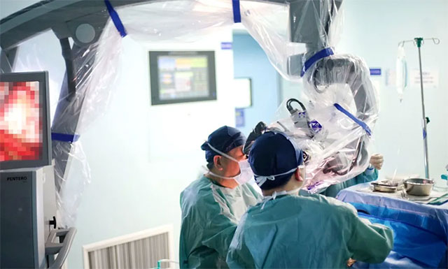 李士其教授团队顺利为患者手术