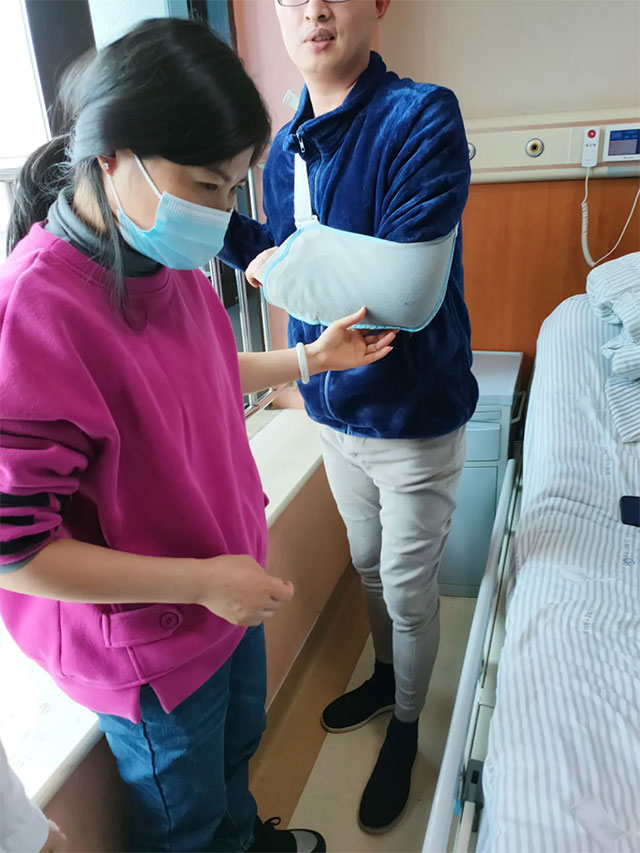 小张已经可以站立行走